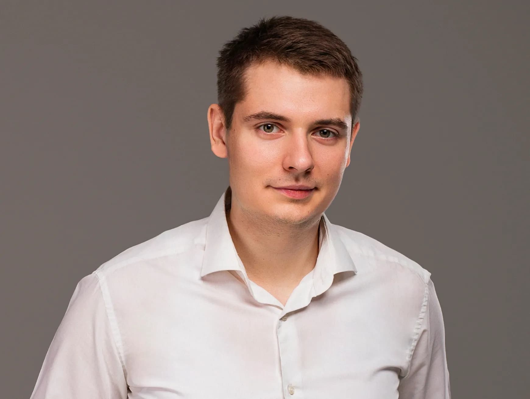 Чоловік із темно-каштановим волоссям у білій сорочці