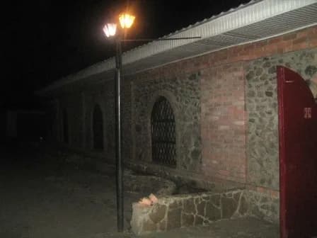 Довгий ряд аркових вікон уздовж цегляної стіни