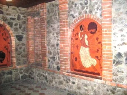 Декоративна панель у цегляній стіні з вирізаними фігурними елементами