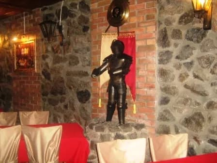 Обладунки біля кам’яної стіни в інтер’єрі з накритими столами