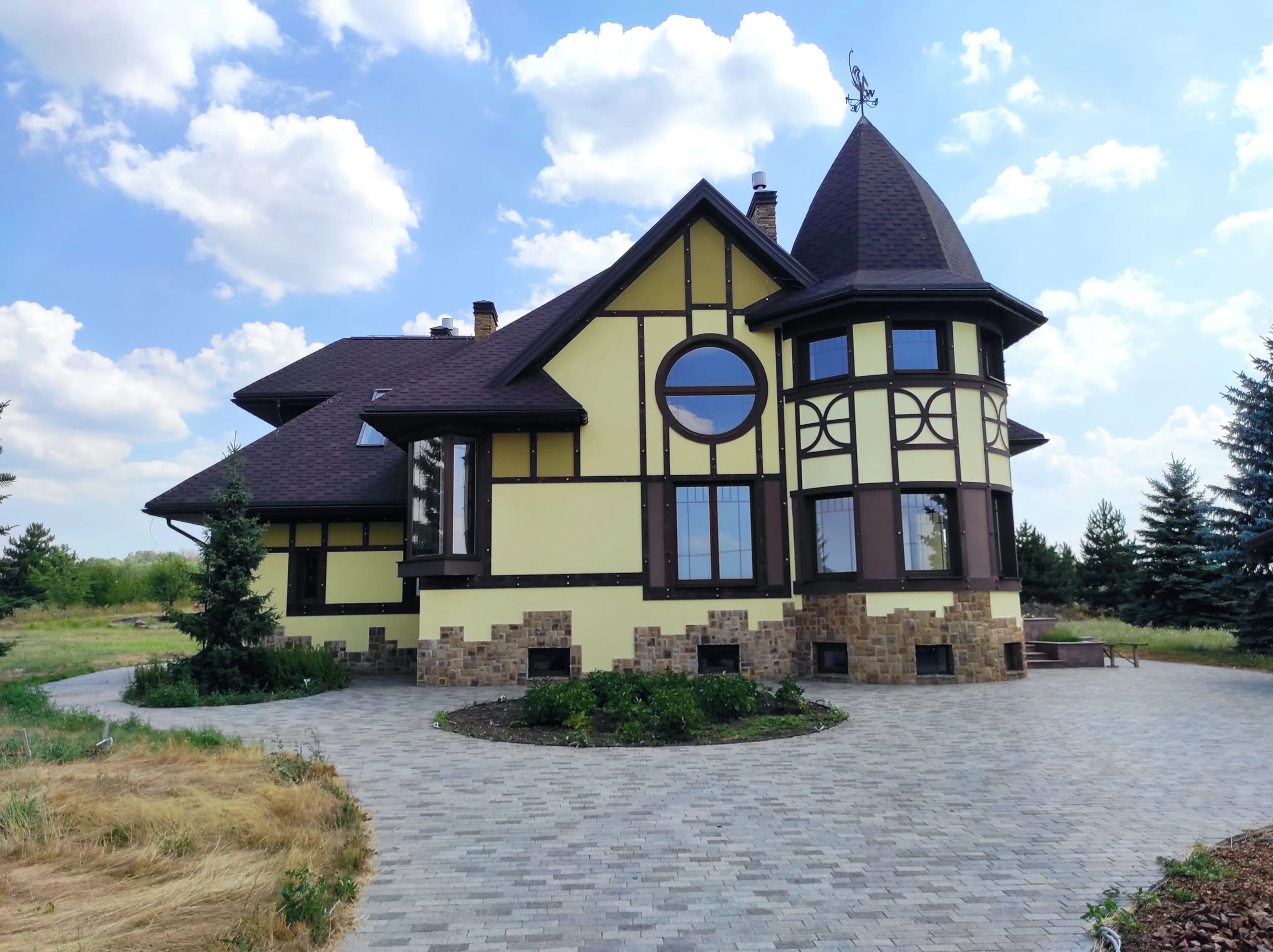 Двоповерхова будівля з контрастним фасадом та великими вікнами