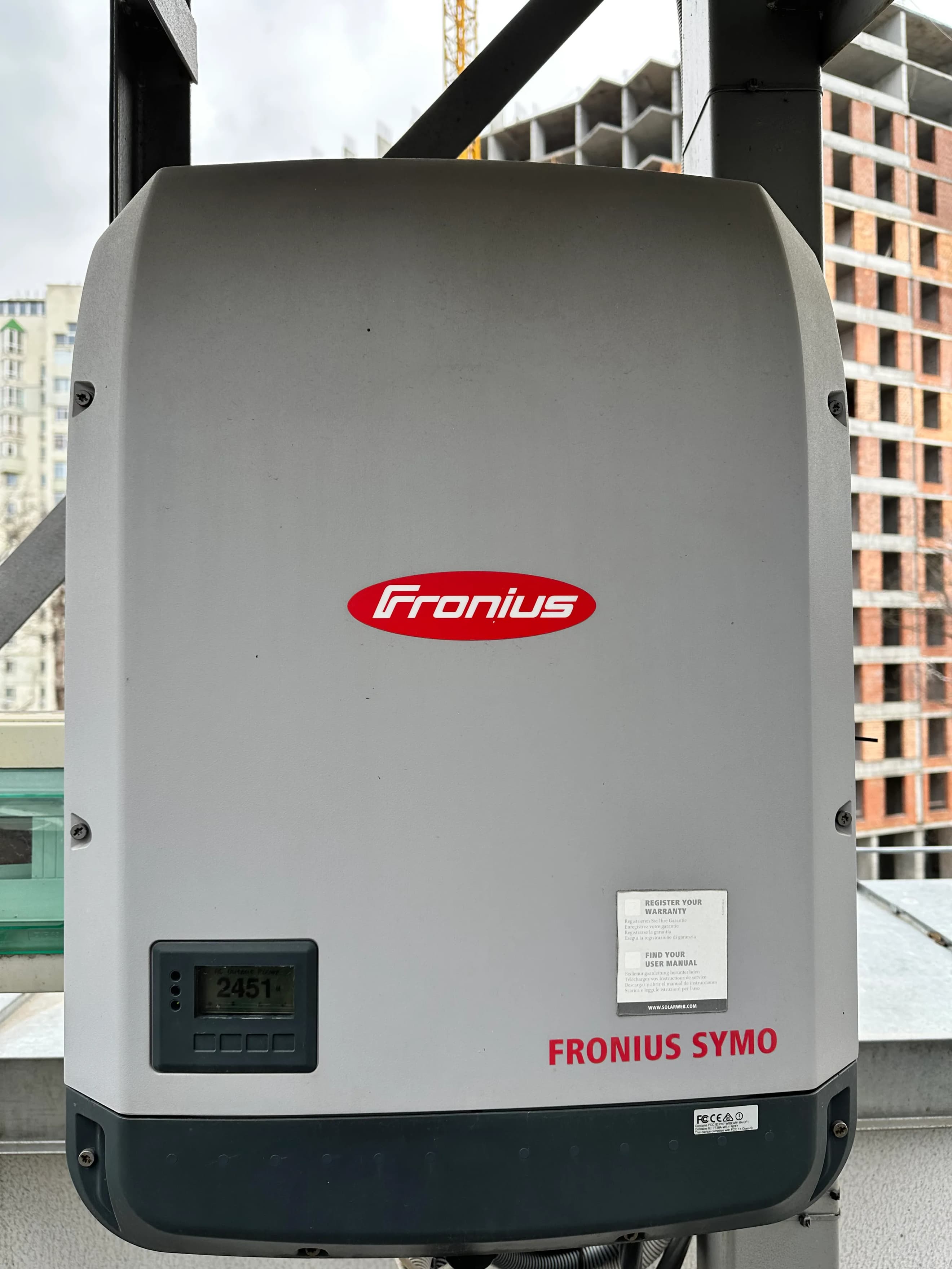 Інвертор Fronius на металевій поверхні з видимими елементами кріплення та лицьовою панеллю