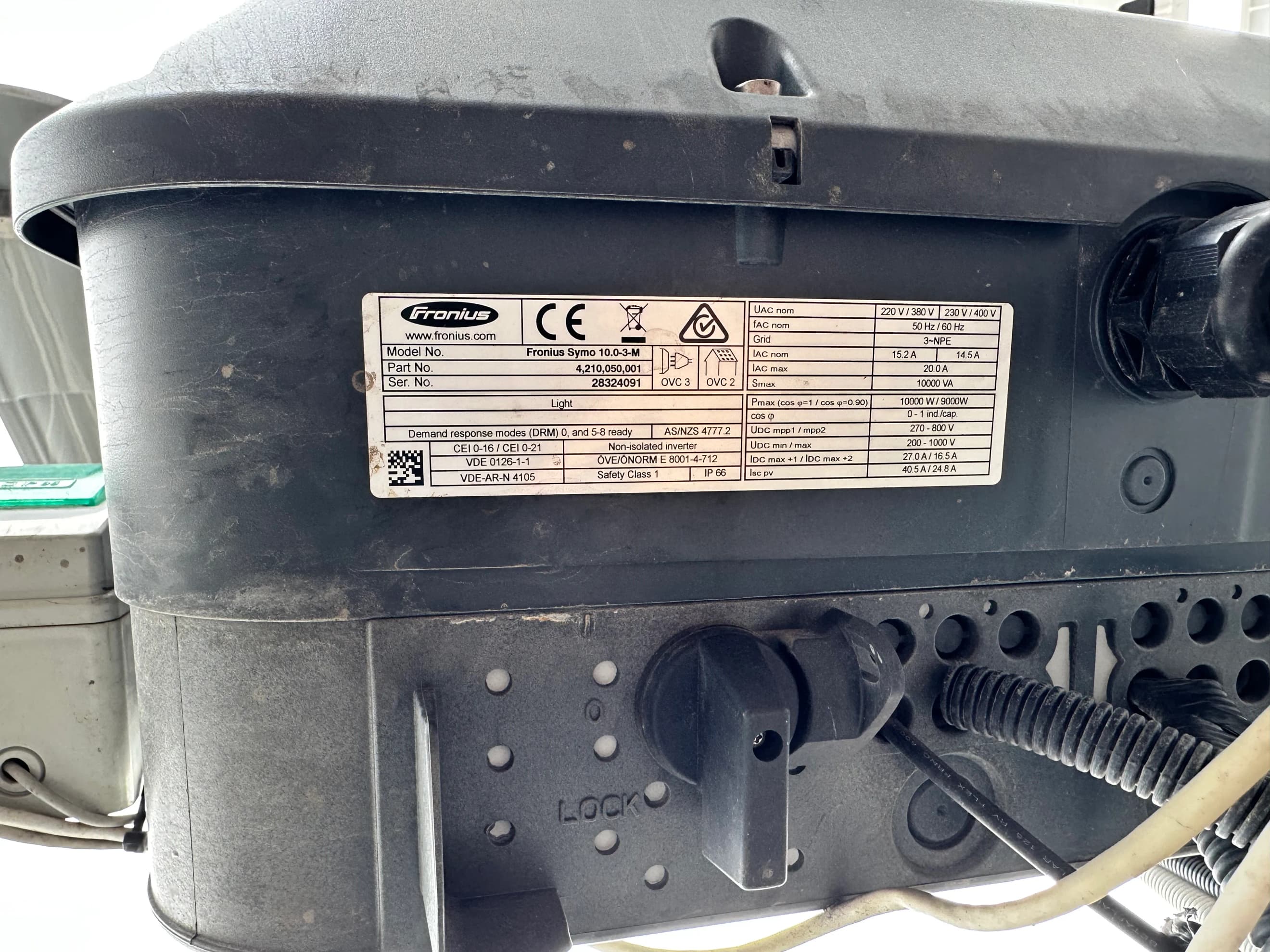 Маркувальна табличка на корпусі обладнання поруч із кабельними виходами та з’єднаннями