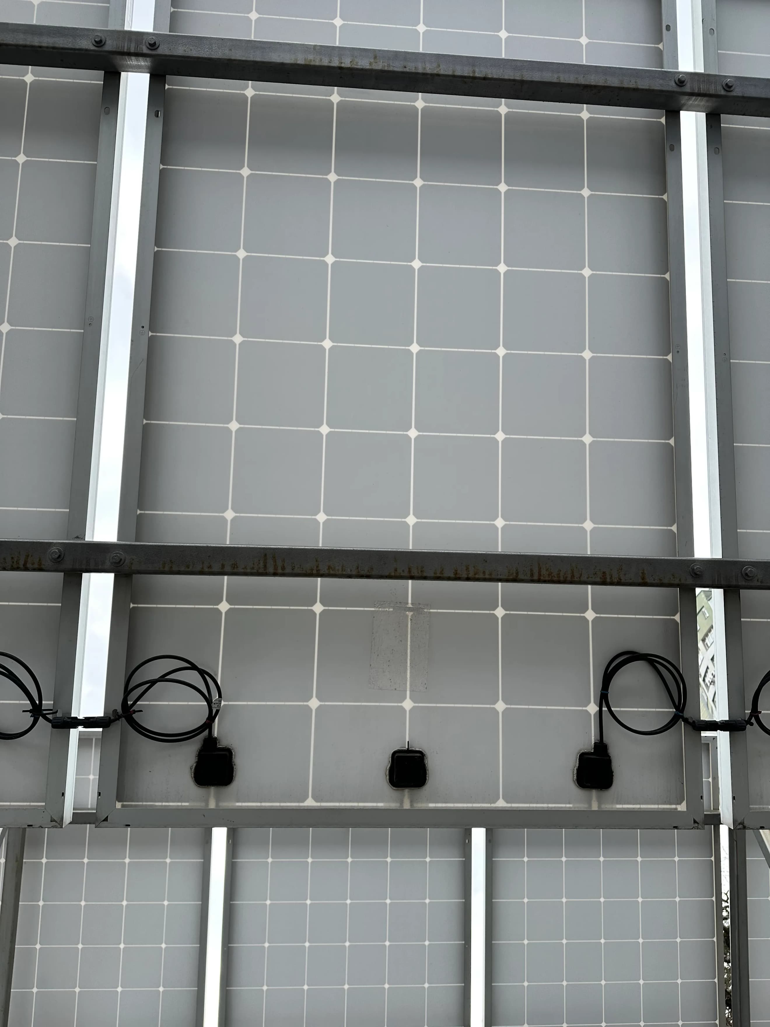 Зворотна сторона сонячних панелей з електричними роз’ємами та монтажними тримачами