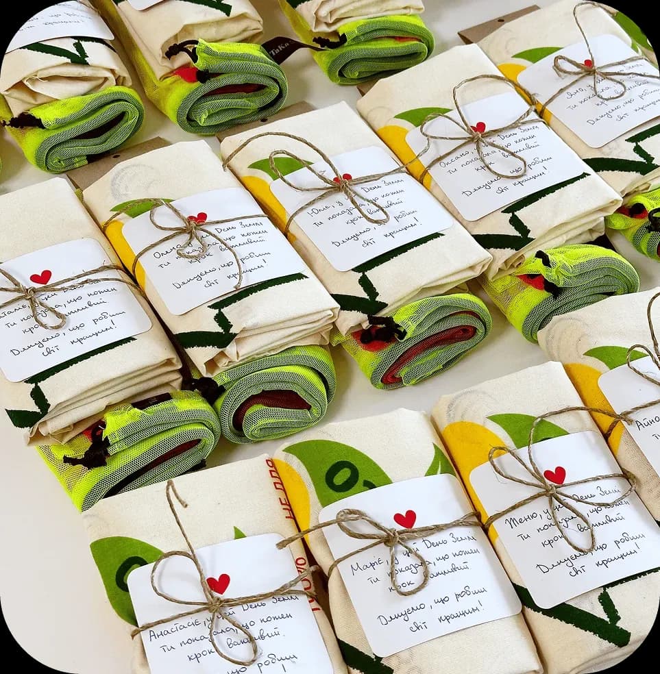 Складені еко‑торбинки, перев’язані мотузкою та оформлені етикетками