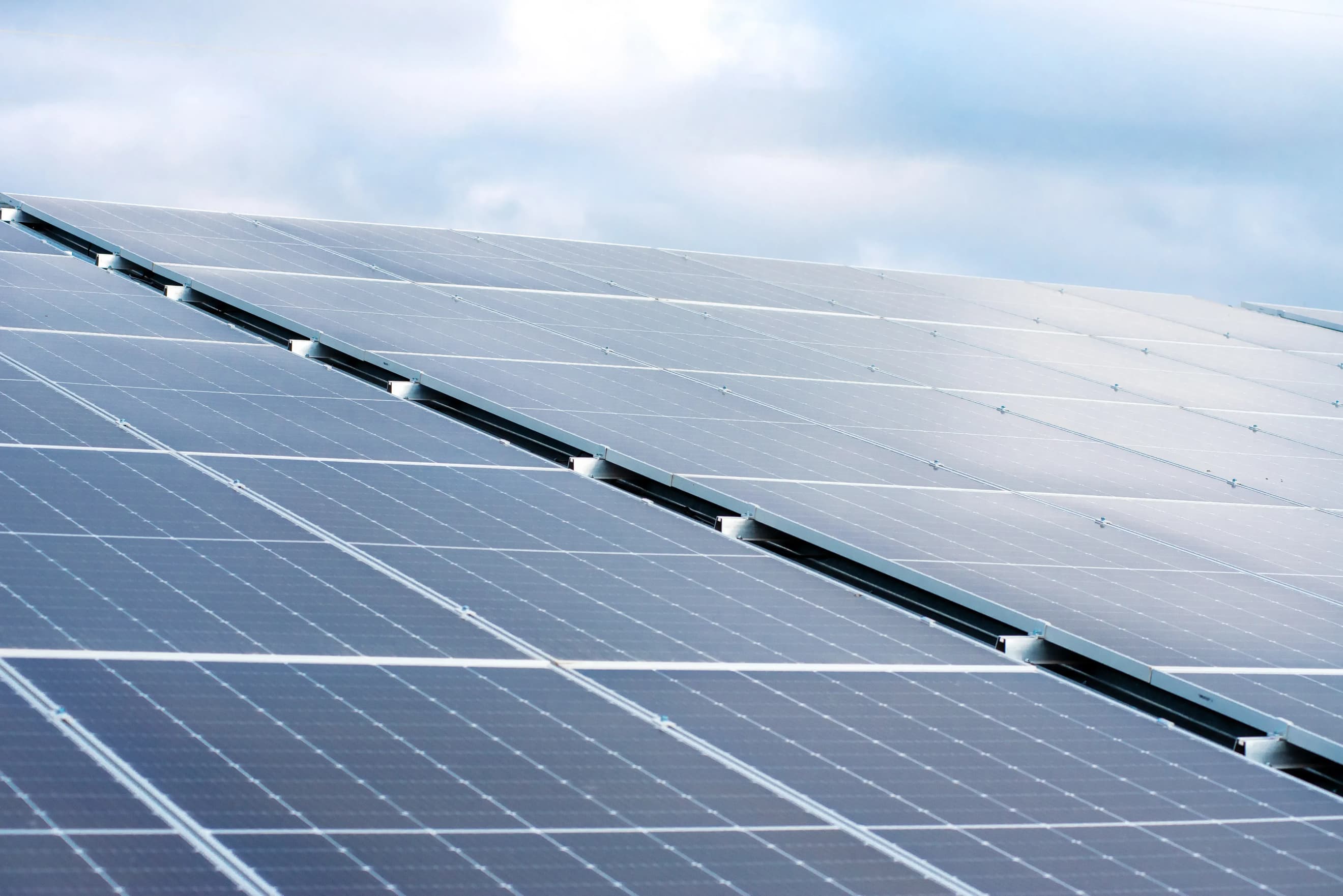 Сонячні панелі на тлі чистого неба