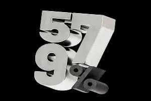 Об’ємні металеві цифри 5, 7 і 9 разом із символом відсотка, складені в єдину композицію