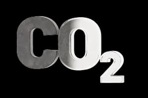 Об’ємні літери та цифра, що формують позначення CO₂ у чорно‑сріблястому стилі