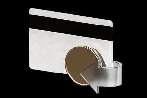 Банківська картка та золота монета поруч із металевою стрілкою, спрямованою вниз і вліво