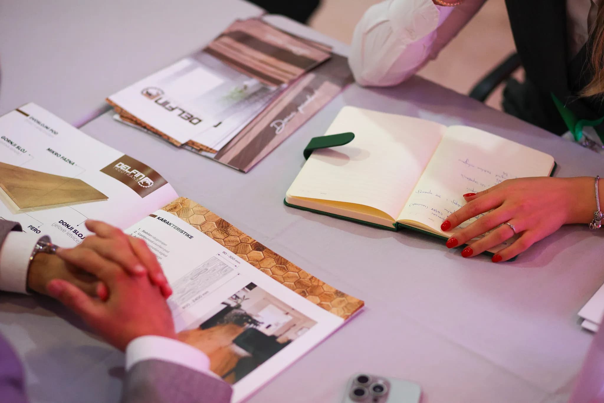 Стіл із друкованими матеріалами, відкритим блокнотом із нотатками