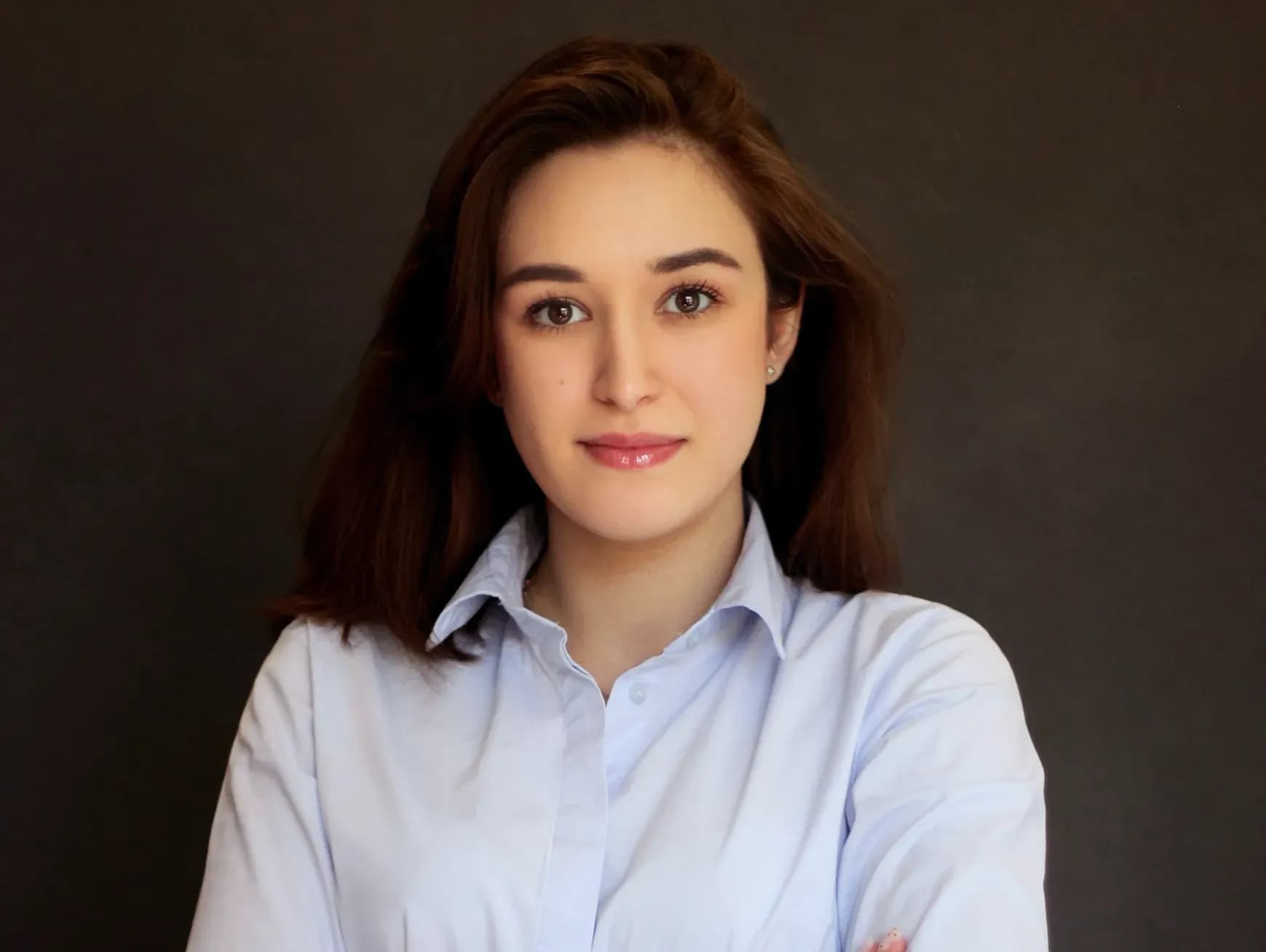 Жінка з темно-каштановим волоссям у світло-блакитній сорочці Жінка з темно-каштановим волоссям у світло-блакитній сорочці