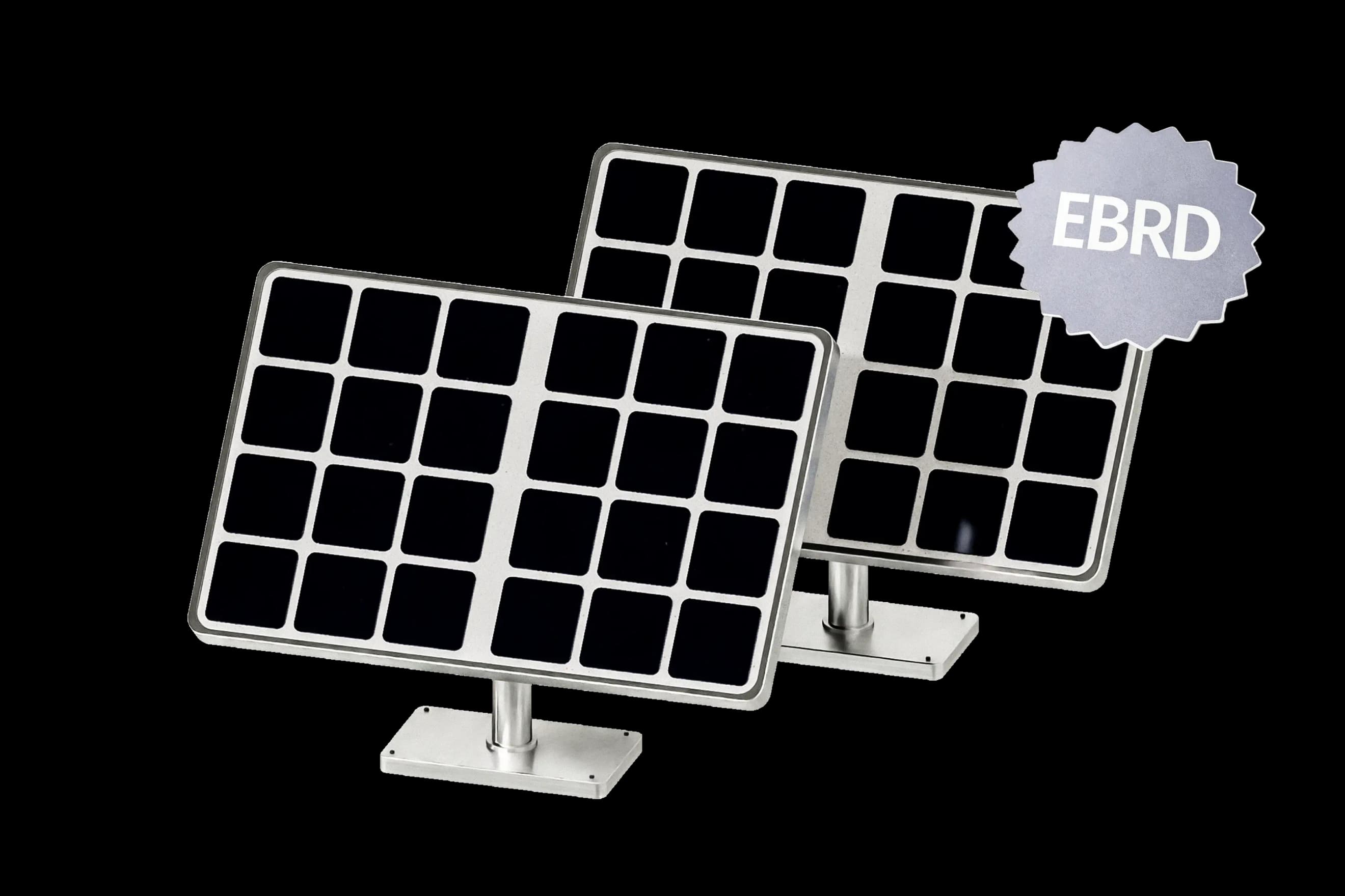 Дві моделі сонячних панелей на підставках із маркуванням EBRD у верхньому правому куті Дві моделі сонячних панелей на підставках із маркуванням EBRD у верхньому правому куті